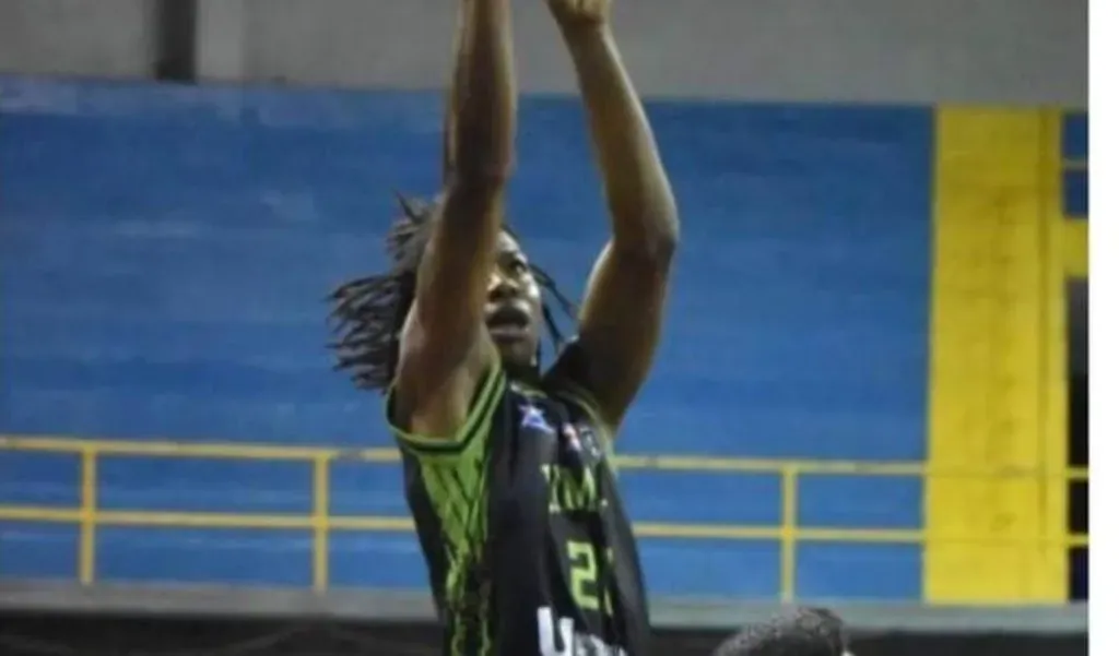 Jeyland Mitchell jugaba al basquet y al fútbol a la vez.