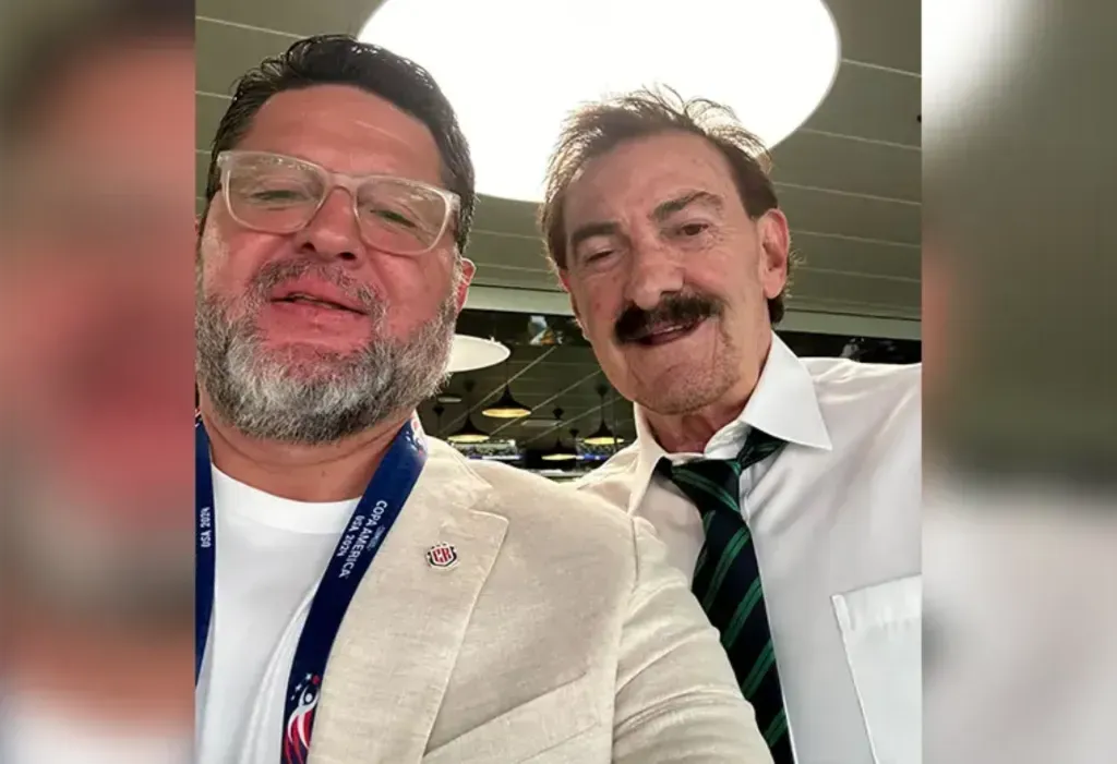 Jafet Soto se fotografío junto a La Volpe.