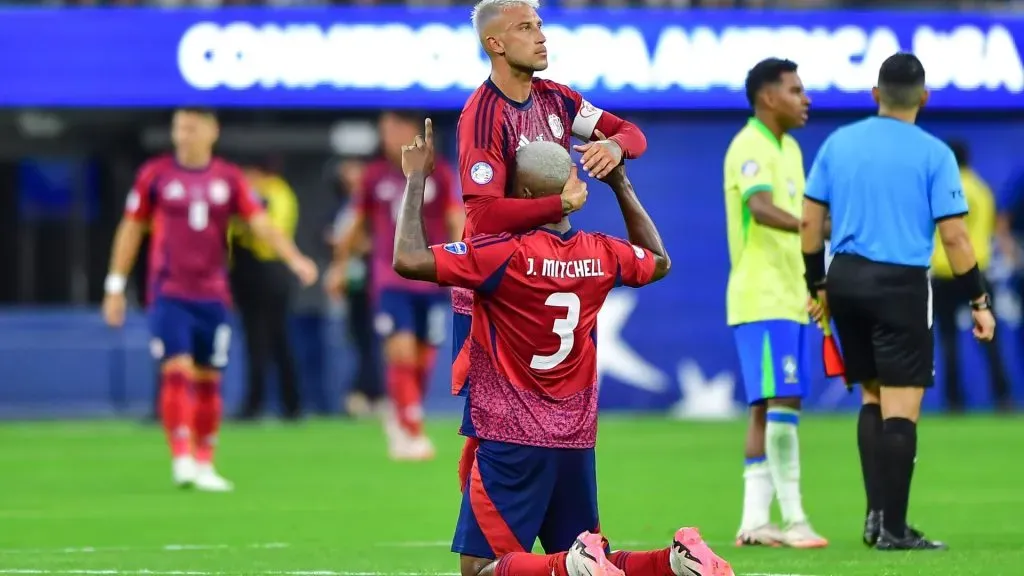Calvo abraza y felicita a Mitchell tras su partidazo frente a Brasil.