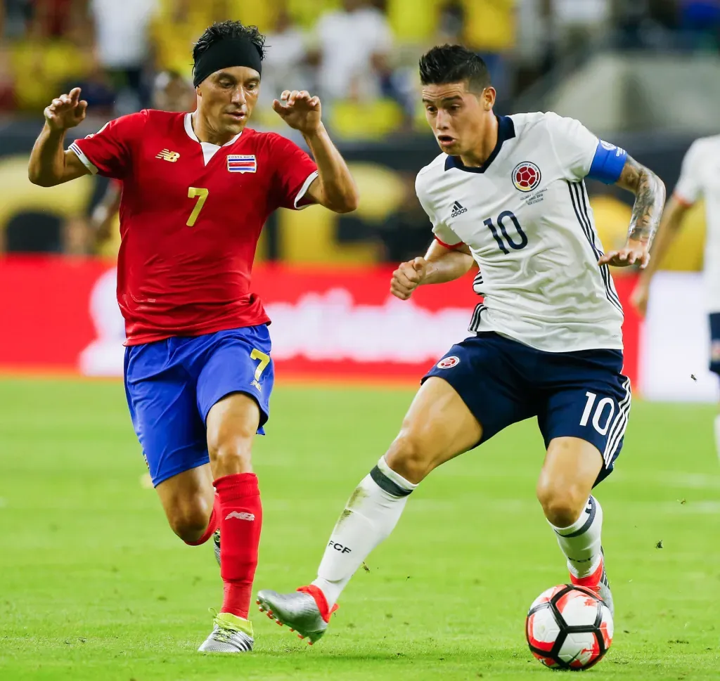 Christian Bolaños, ya retirado, marca a James Rodríguez en el Estadio NGR, durante el último Costa Rica – Colombia. (Foto: Getty)