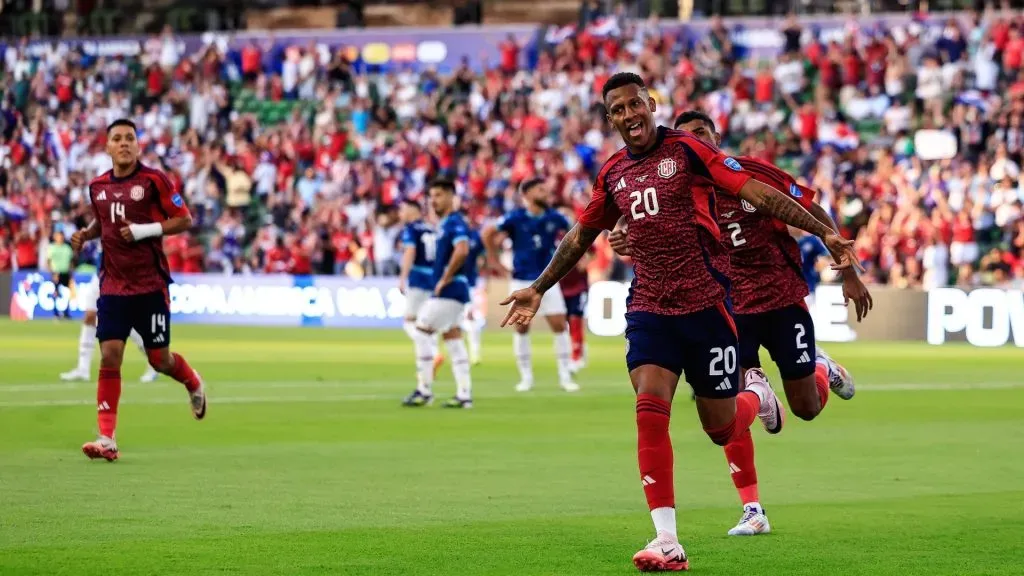 Alcócer hizo un golazo para el 2-1 de Costa Rica.