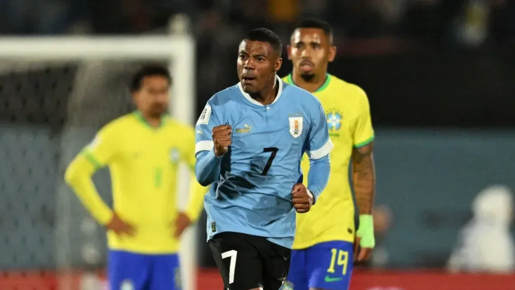 Nicolá de la Cruz festeja el gol con el que Uruguay derrotó 2-0 a Brasil en las Eliminatorias, el pasado 17 de octubre de 2023. (Foto: EITAN ABRAMOVICH/AFP via Getty Images)
