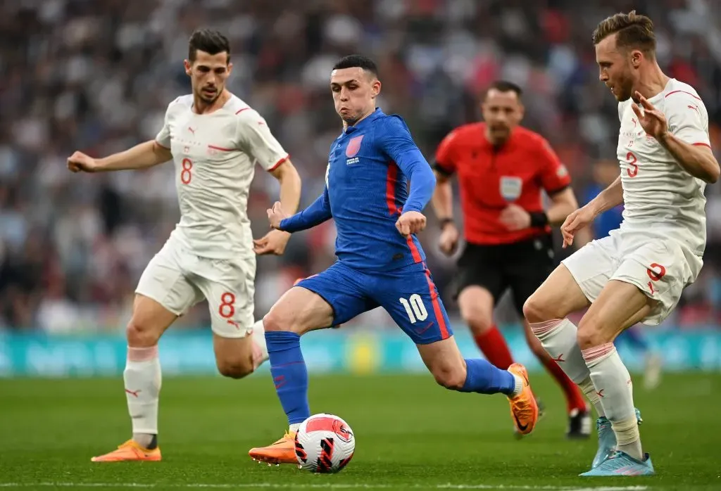 LONDRES, INGLATERRA – Phil Foden, a punto de rematar tras escapar de la marca de Silvan Widmer el 26 de marzo de 2022. Aquel día, Inglaterra ganó 2-1 con los goles de Luke Shaw y Harry Kane. Para Suiza descontó Breel Embolo. (Foto: Shaun Botterill/Getty Images)