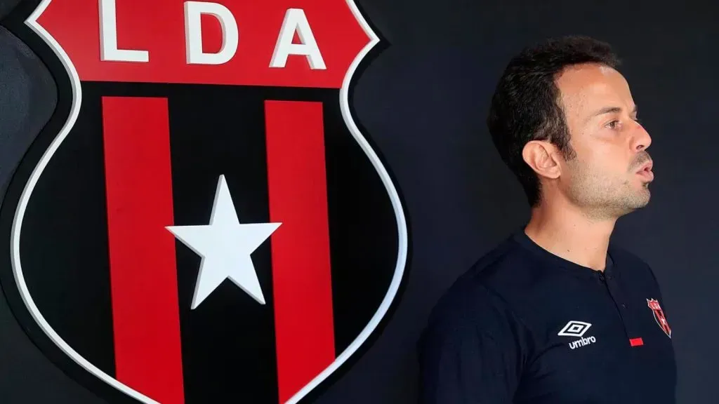 En Alajuelense respaldan la continuidad de Javier Santamaría.
