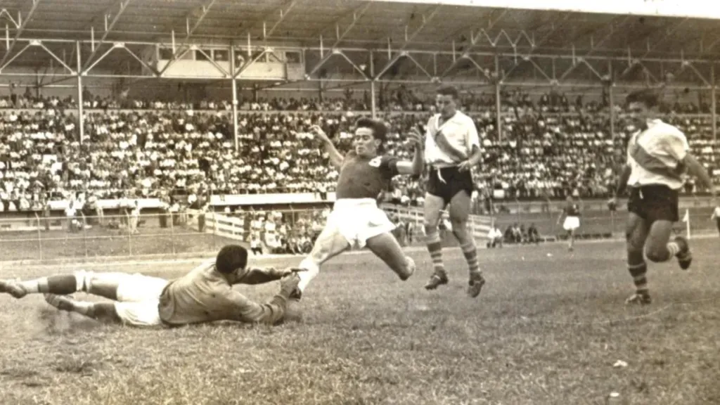 Francisco “Cholo” Campos se lanza a los pies del delantero saprissista Giovanni Hernández, en 1957. (Créditos: José Antonio Pastor para el “Buzón de Rodrigio”)