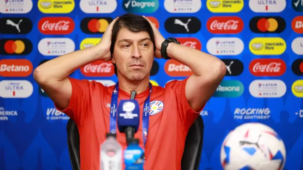 Daniel Garnero dirigiendo a la Selección de Paraguay