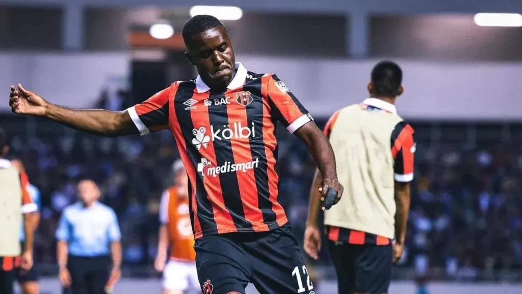 Joel Campbell en el centro de las burlas.