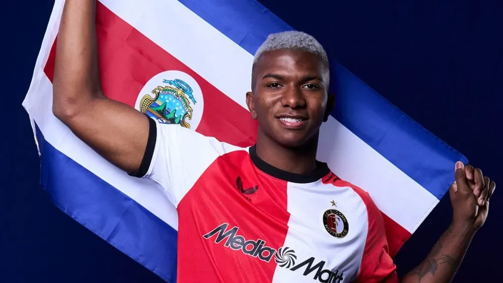 Jeyland Mitchell y sus nuevos colores. (Feyenoord)