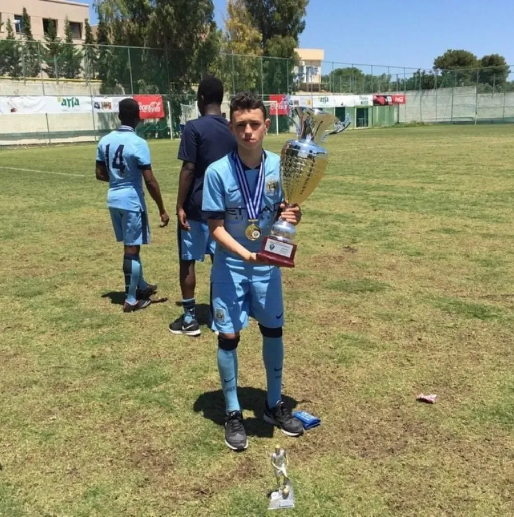 Phil Foden posa junto al trofeo de la Copa Chivas.
