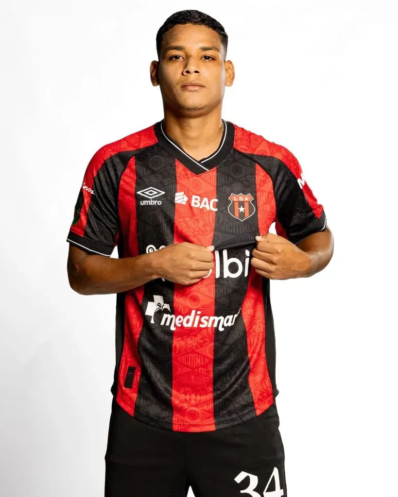 Creichel Pérez acaba de ser presentado por Alajuelense. (Alajuelense)