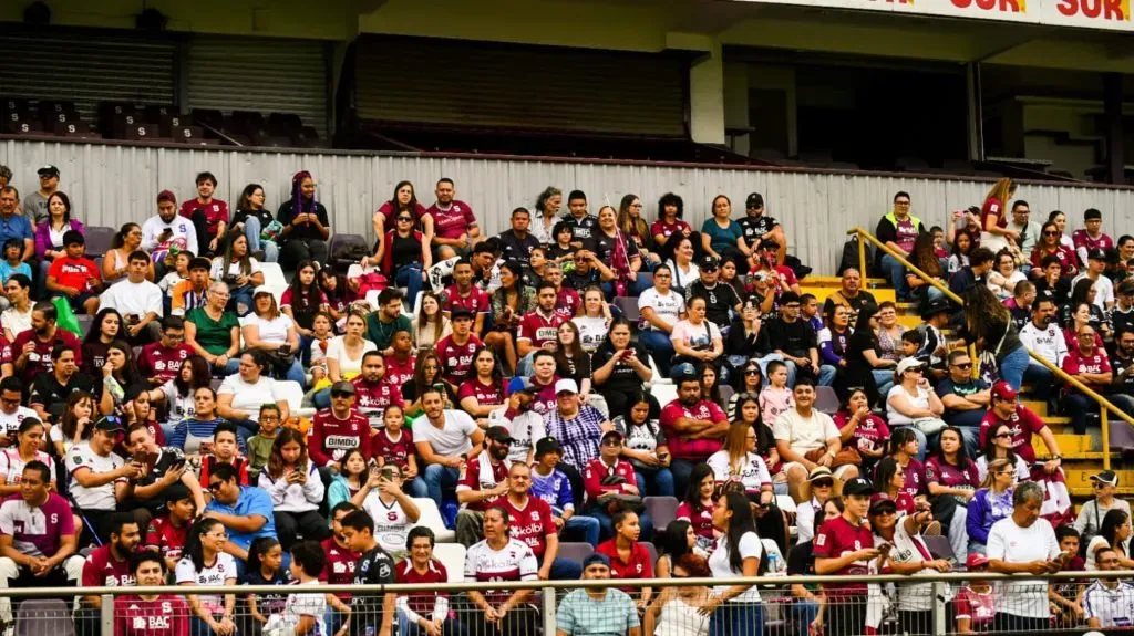 La afición morada quiere el pentacampeonato. (Saprissa)