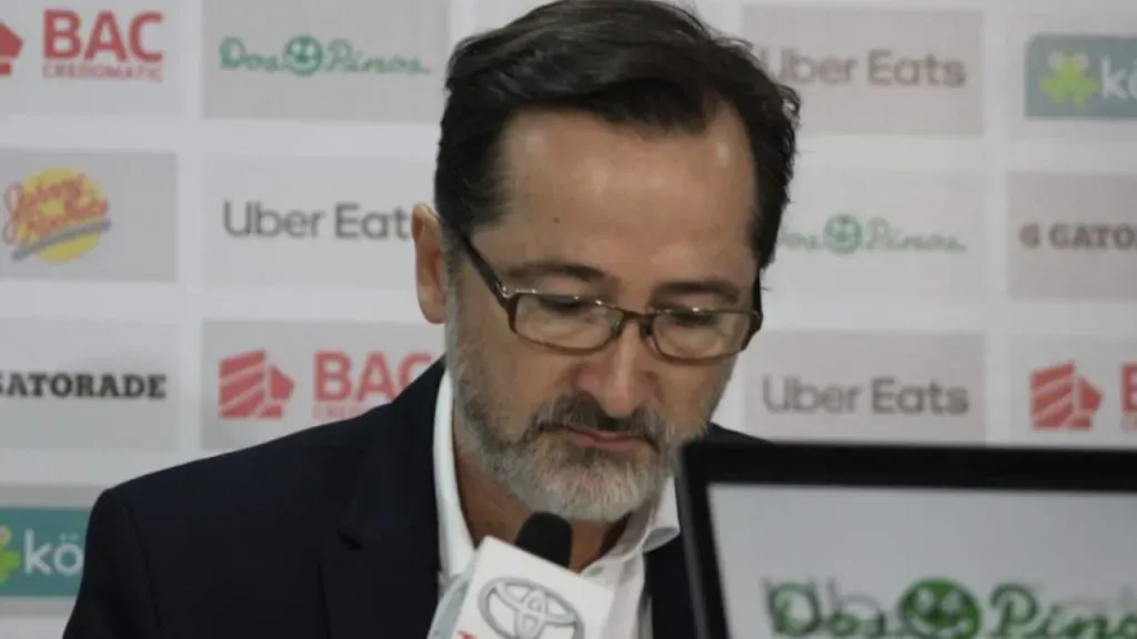 Juan Carlos Rojas expresó su disconformidad en la entrega de premios de la Unafut (Twitter).
