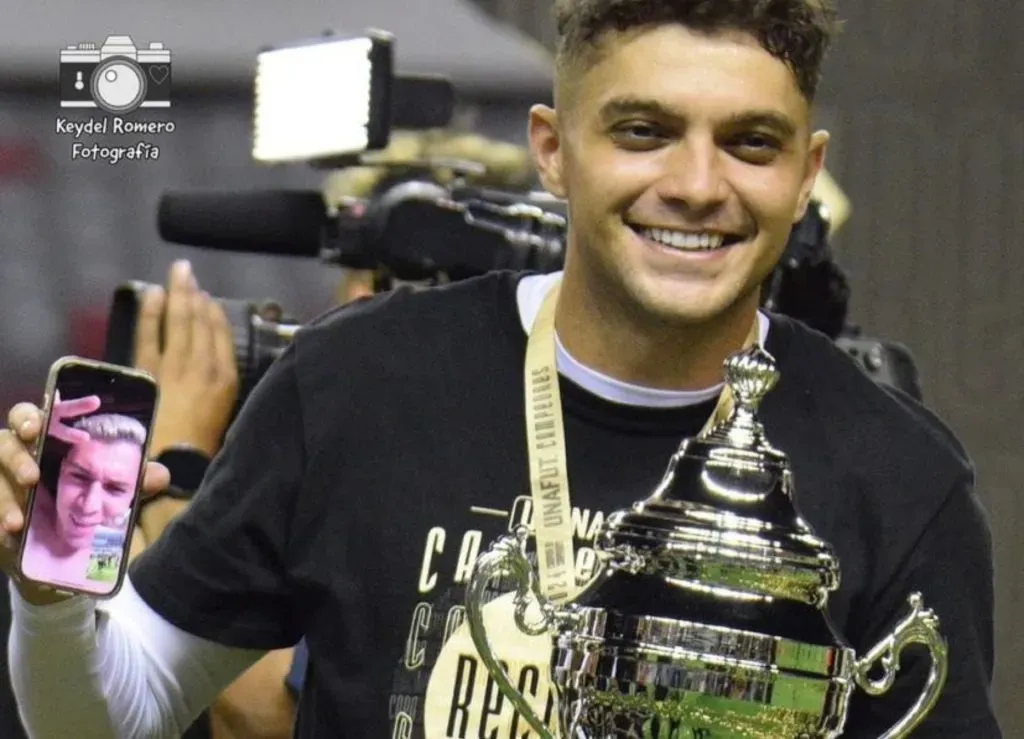 Carlos Mora presente en la celebración de Alajuelense.