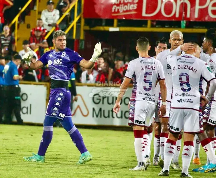 Saprissa no puede controlarse ante Alajuelense (Diario Extra).