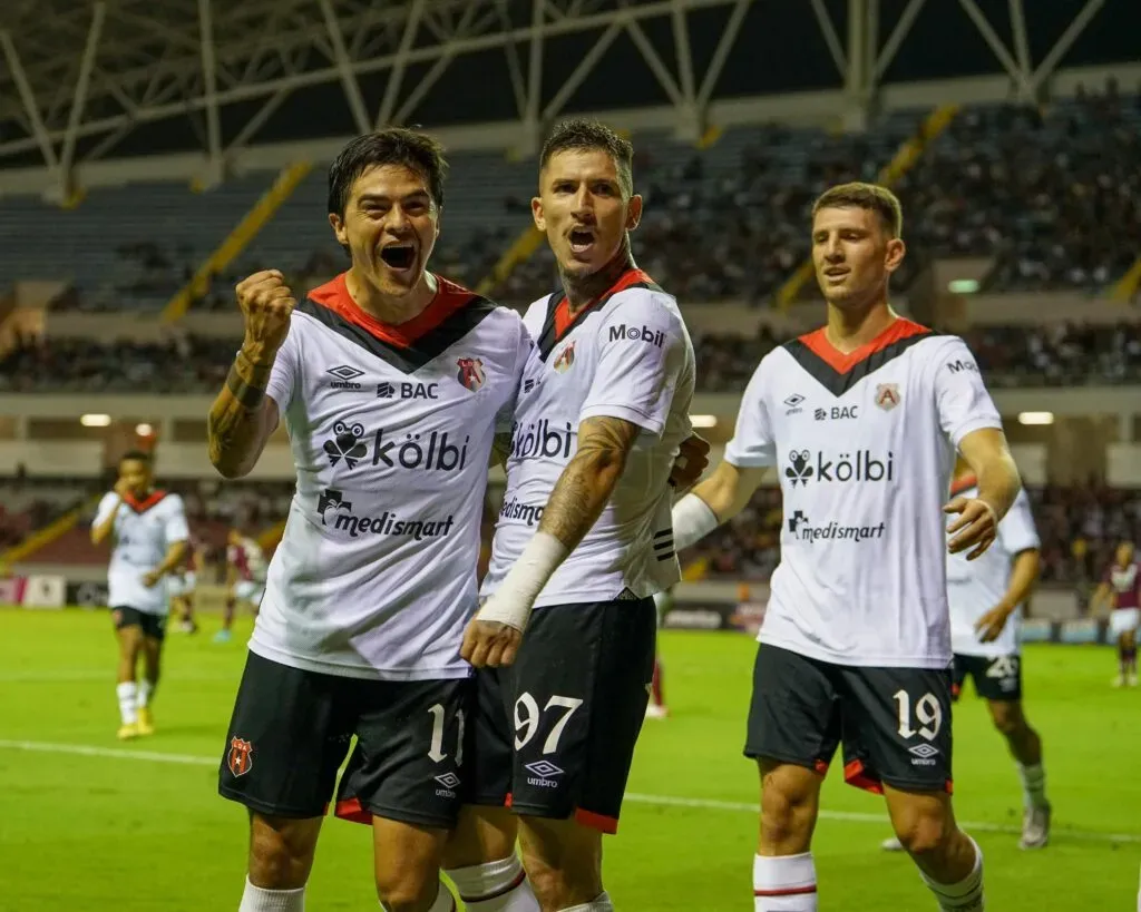 Alajuelense jamás baja los brazos (Alajuelense).