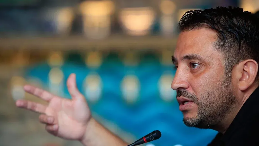 Garbanzo cargó con dureza contra Mariano Torres. (IMAGO)