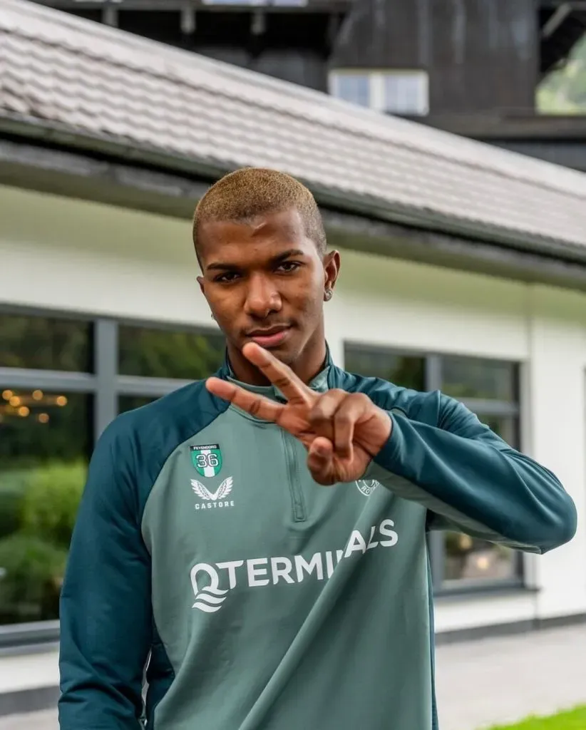 Así le queda a Jeyland Mitchell la indumentaria de su nuevo club. (Feyenoord)