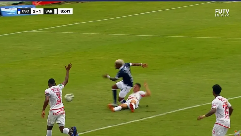 Lesión de Jeikel Venegas en Cartaginés