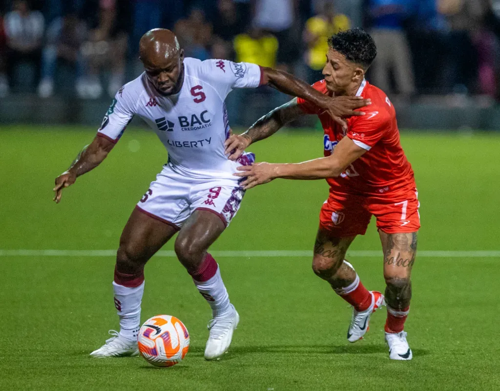 Javon East protege la esférica de la insistente marca de Byron Bonilla. (Foto: STRAFFON IMAGES)