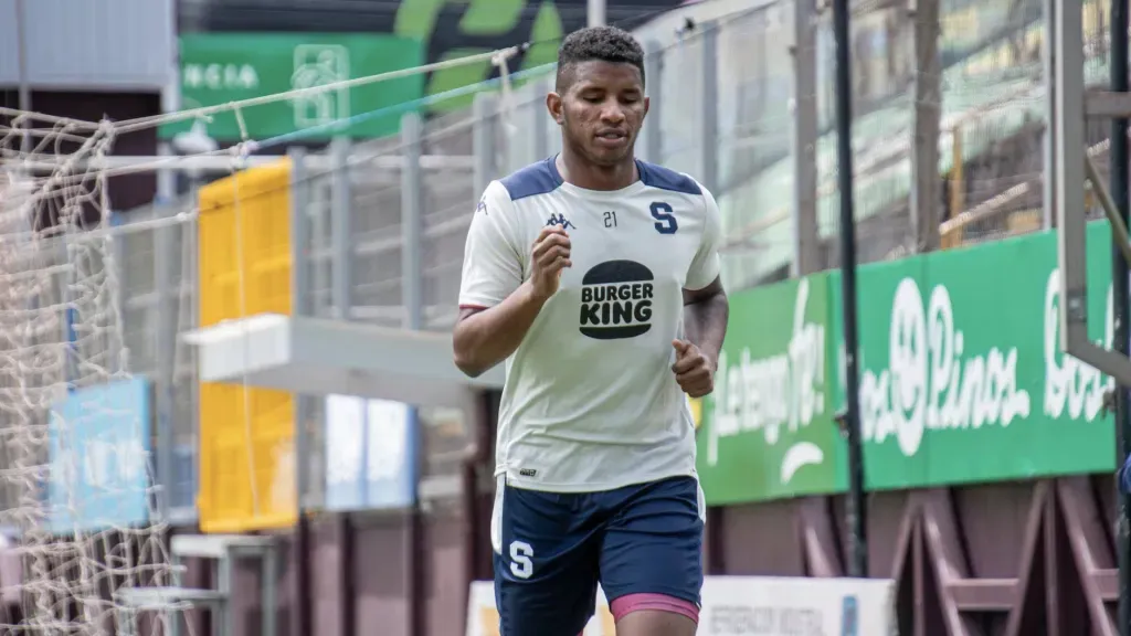 Fidel Escobar se entrena pero todavía no juega en Saprissa. (Saprissa)