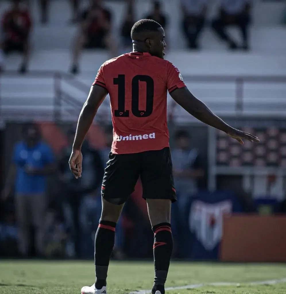 Campbell encontró un amuleto en Brasil (Atlético Goianiense).