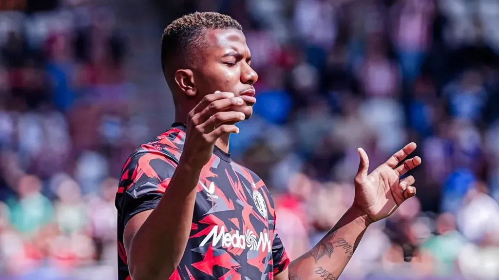 Jeyland Mitchell, este domingo, antes de ir por primera vez al banco de Feyenoord. (Instagram).
