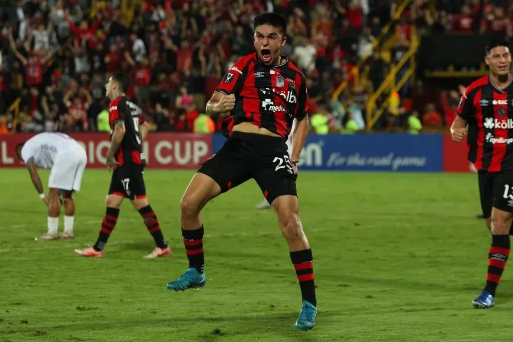 Van der Putten metió el 2-1 de Alajuelense.