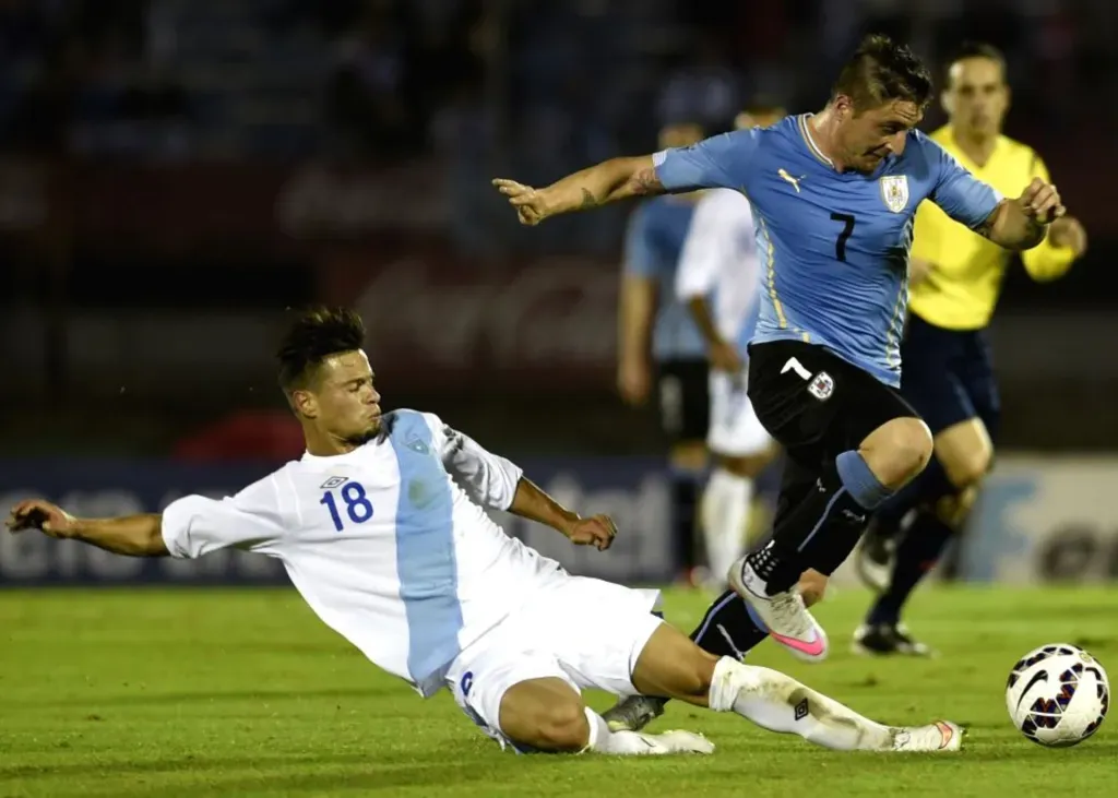 Stefano Cincotta se barra para intentar quitarle la bola al “Cebolla” Rodríguez. (Foto: Xinhua / Nicolás Celaya)