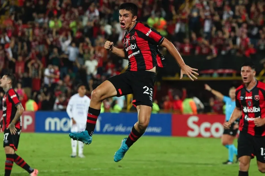 Van der Putten marcó su primer gol en Alajuelense (LDA).