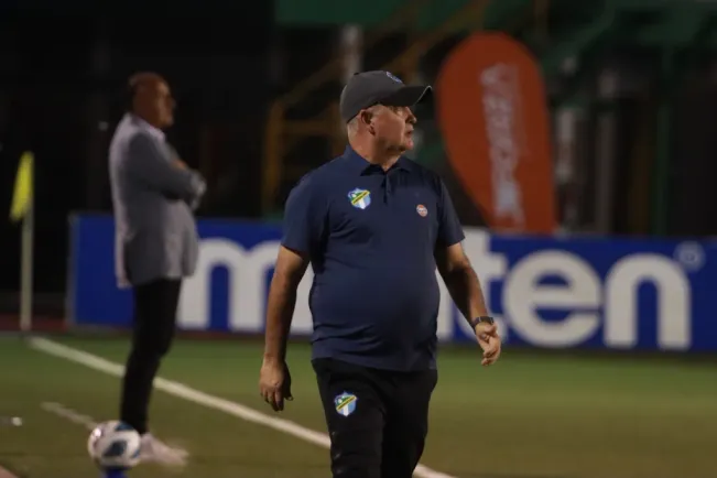 Willy Olivera, DT de Comunicaciones.