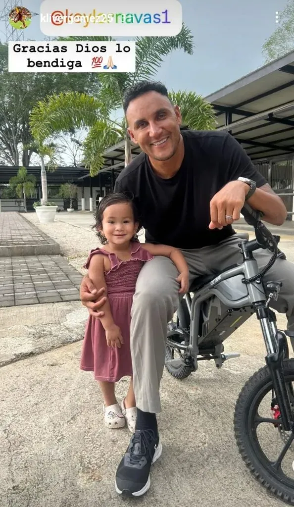 Keylor Navas con la hija de Kliver Gómez