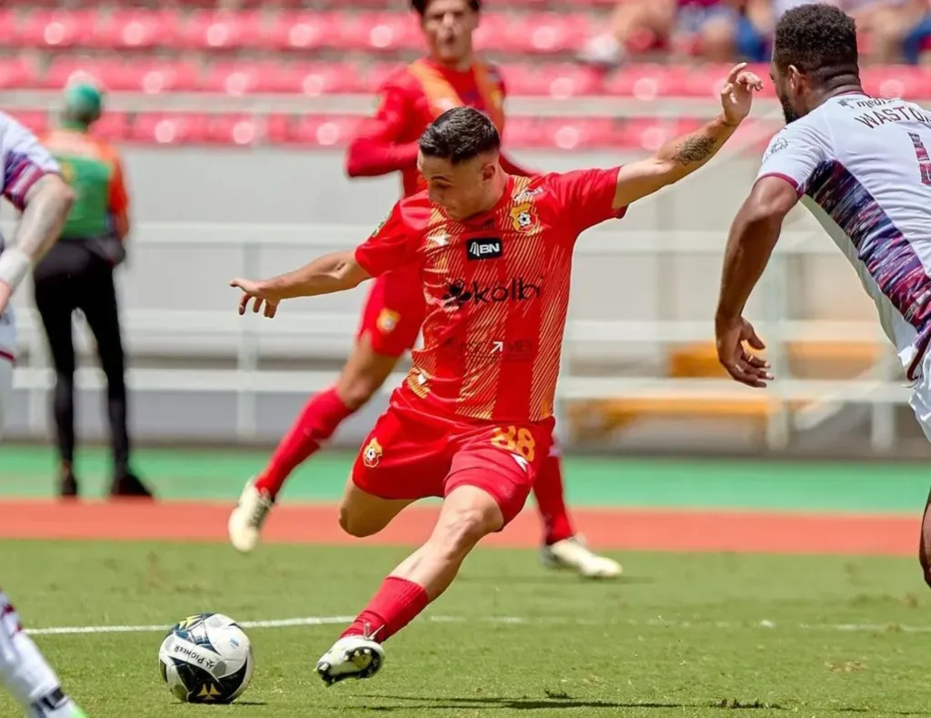 Aráuz en acción durante la Supercopa contra Saprissa. (Foto: Herediano)