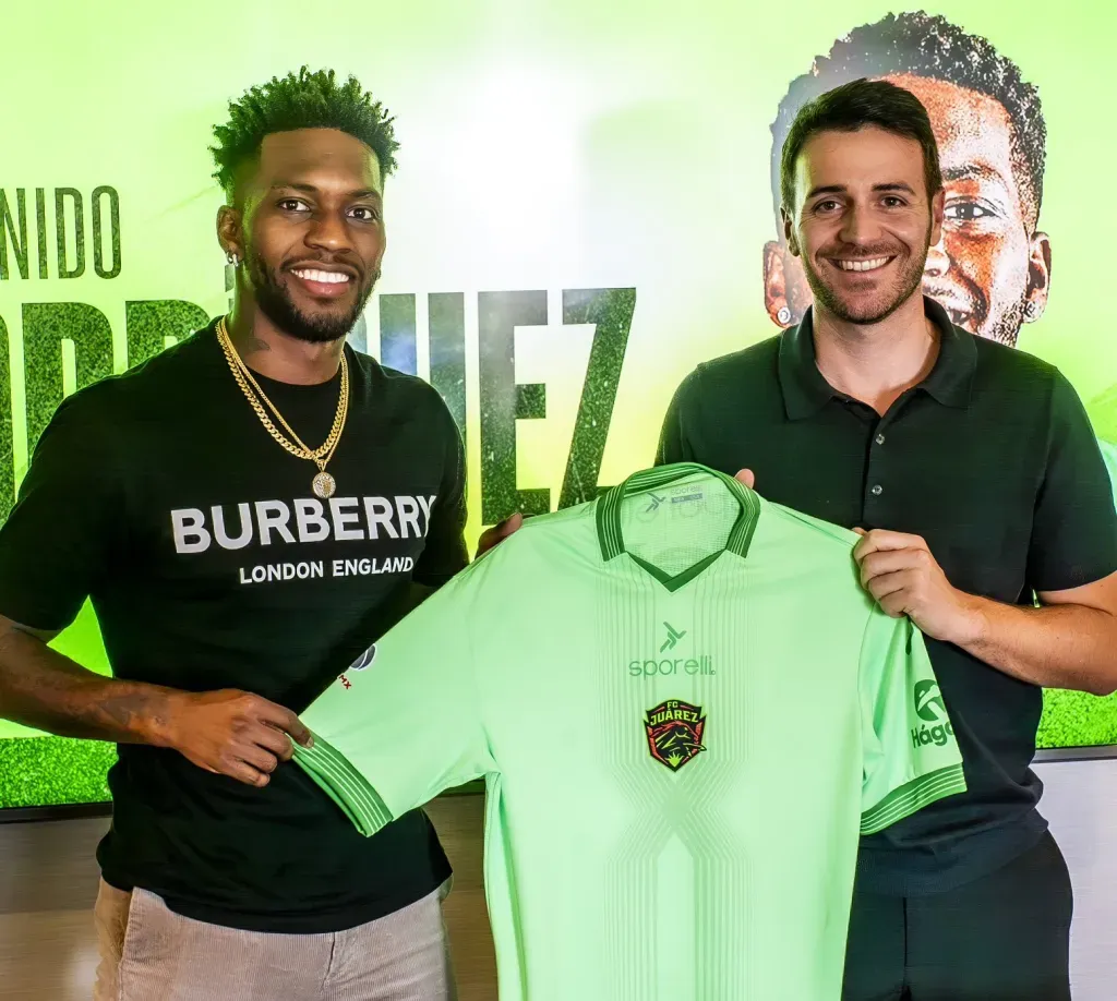 Puma Rodríguez con la camiseta de Juarez.