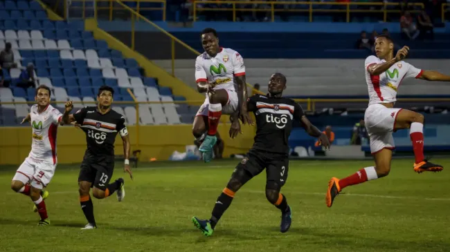 Águila y Real Estelí en acción el 2 de agosto de 2017, en el Cuscatlán. (Foto: Concacaf)