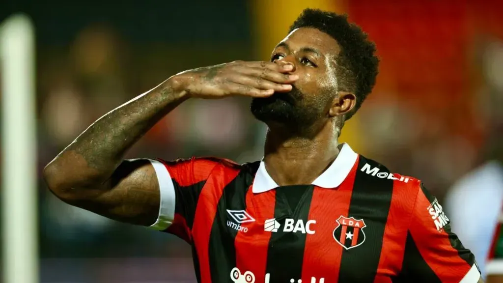 Manjekar James se quedará un año más en Alajuelense.