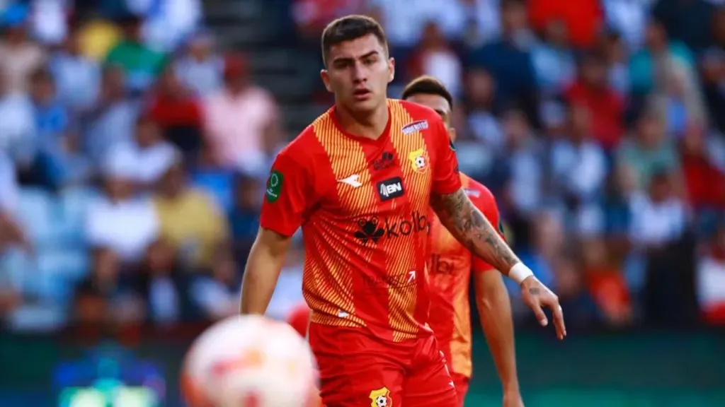 Fernán Faerron evitó la roja por un error del VAR.