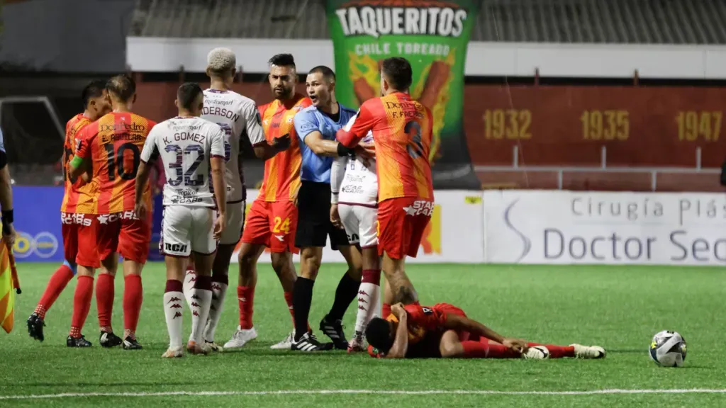 Shawn Johnson yace en el suelo tras sufrir un pisotón de Luis Díaz, quien se fue expulsado. (Foto: Mayela López / La Teja)