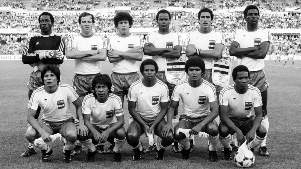 Los seleccionados de Honduras posan antes de debutar contra España en 1982. (Foto: EFE/Archivo)