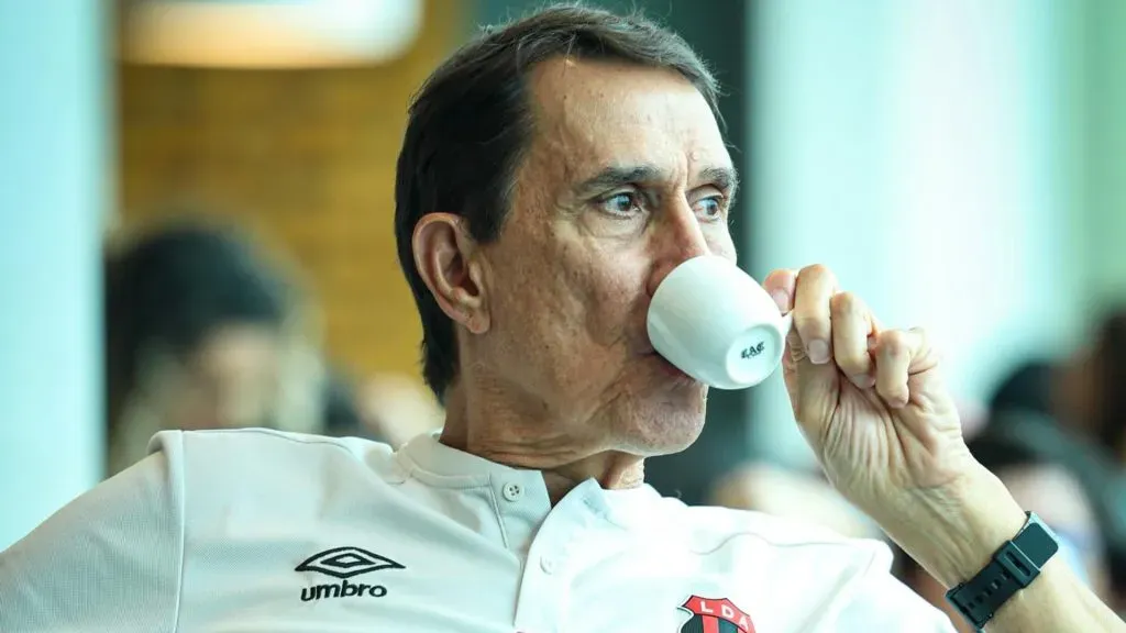 Es muy probable que el futuro de Guimaraes, padre y DT de Borges, esté ligado a su continuidad. (Alajuelense)