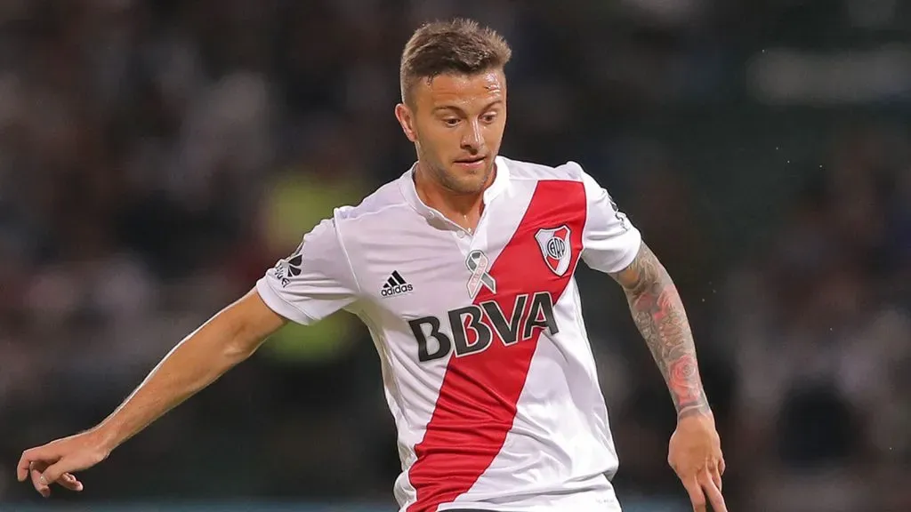 CORDOBA, ARGENTINA – OCTOBER 28: Denis Rodriguez of River Plate drives the ball during a match between Talleres and River Plate as part of Superliga 2017/18 at Mario Alberto Kempes Stadium on October 28, 2017 in Cordoba, Argentina. (Photo by Santiago Flaim/Getty Images)