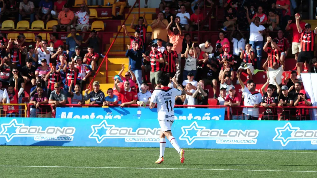 Diego Campos, héroe de la remontada ante Santos, celebra con la afición de Alajuelense. (Foto: La Nación)