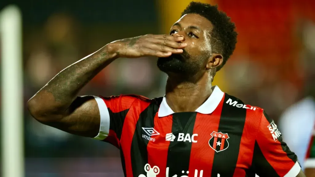 Manjrekar James explotó de felicidad tras anotar su primer y único gol hasta el momento en Alajuelense. (Foto: José Cordero)