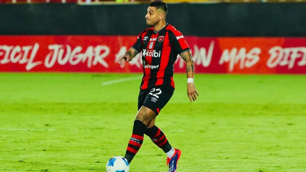 Ronald Matarrita está listo para volver en Alajuelense y Guimaraes lo celebra. (Instagram)