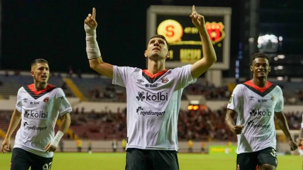 Alberto Toril marcó un doblete en su debut con Alajuelense.