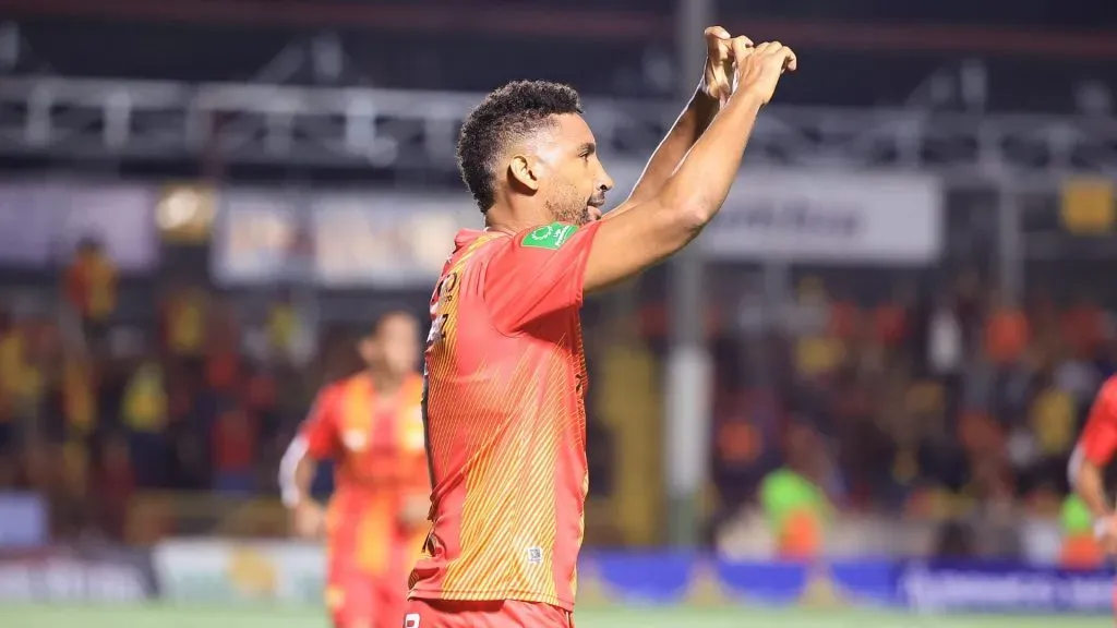 Marcel Hernández es atacado en la previa a las semifinales entre Herediano y Real Estelí.