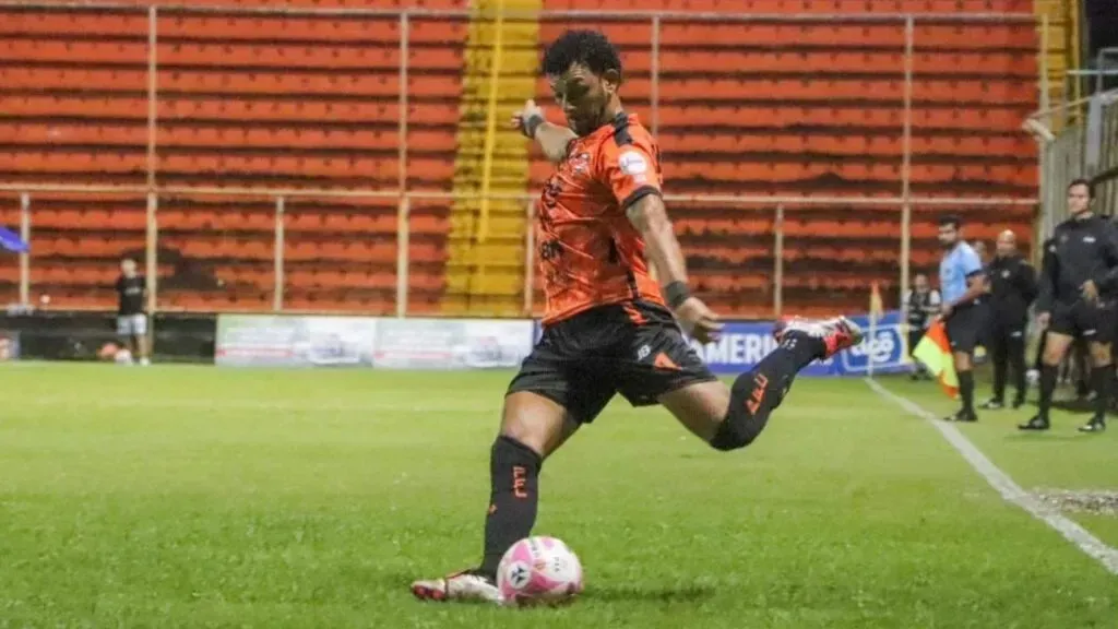 Michael Barrantes aseguró que a sus 41 años seguirá jugando. (Puntarenas)