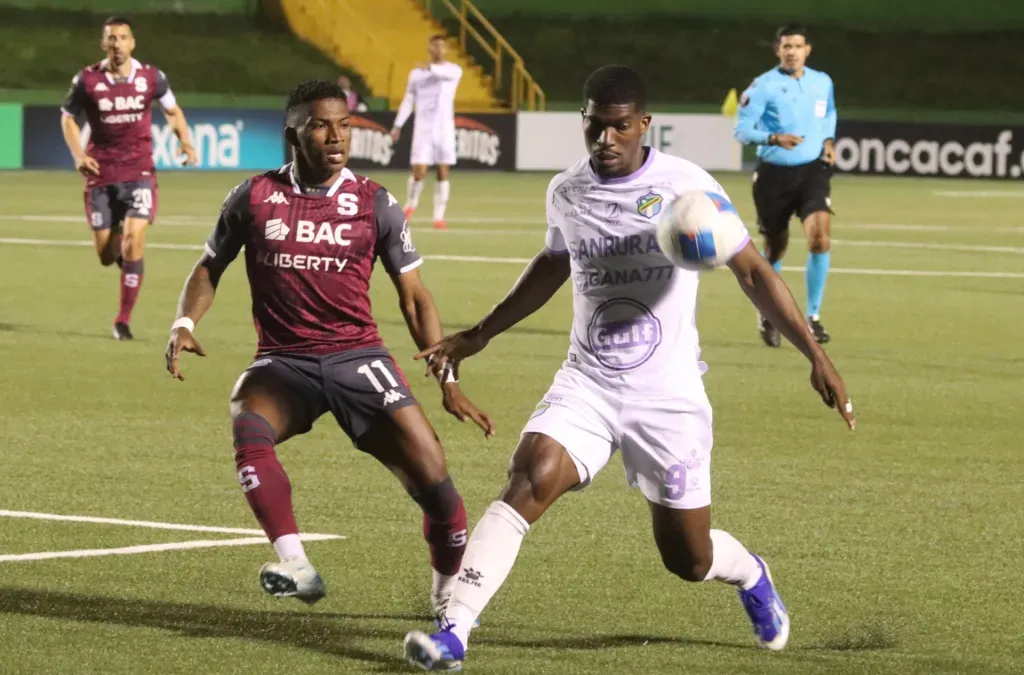 Azarías Londoño cuida la bola ante la pegajosa marca de Luis Díaz. (Foto: Alex Meoño / Emisoras Unidas)