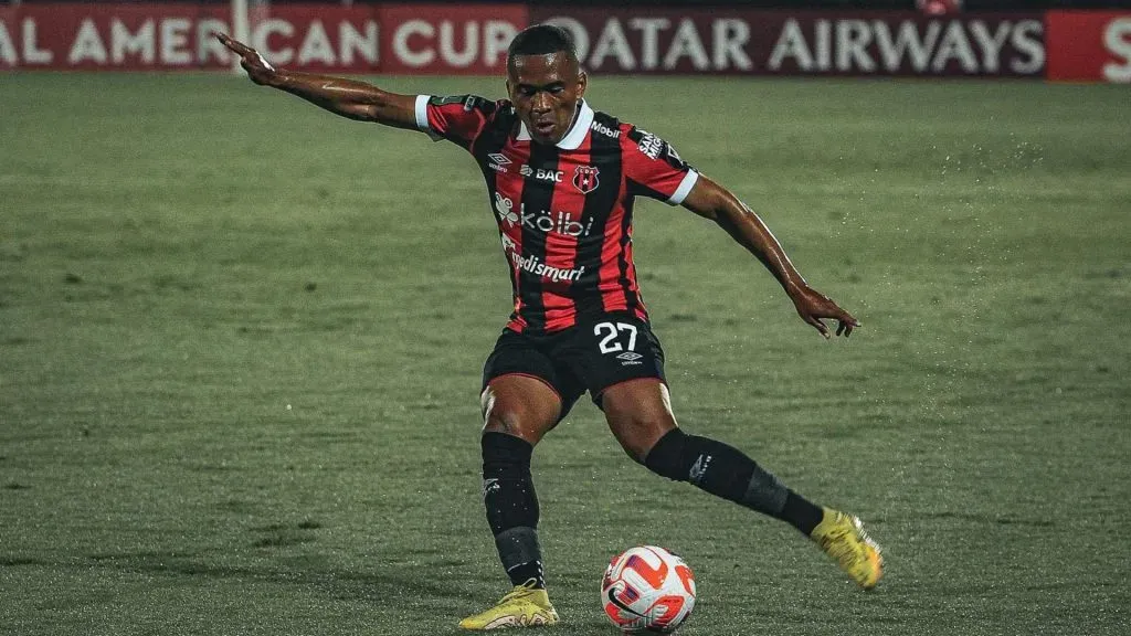 Ian Lawrence todavía no negocia su renovación.