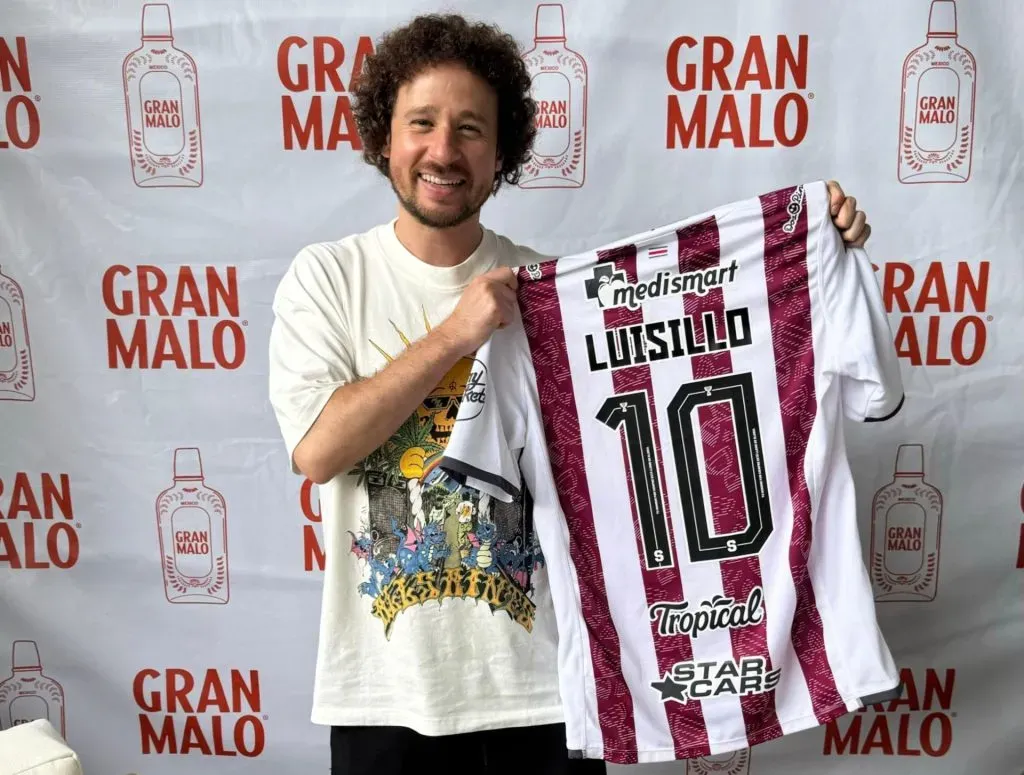 Luisito Comunica con la camiseta del Saprissa.