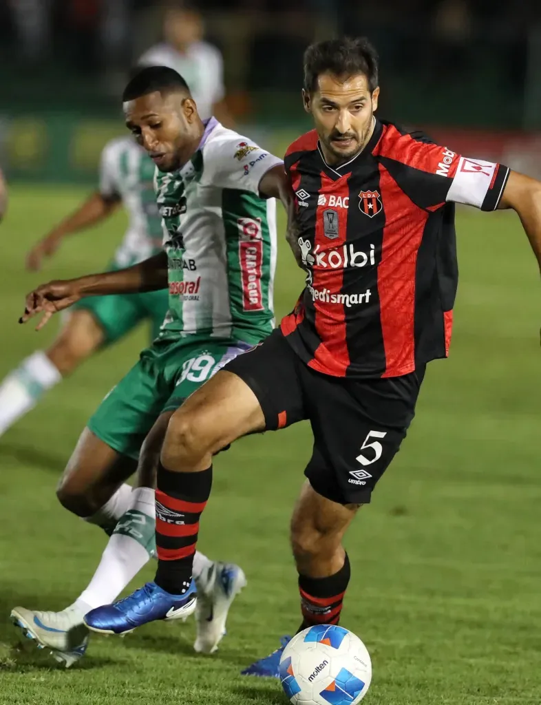 Antigua y Alajuelense igualaron sin goles en el partido de ida.